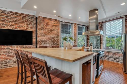 Home at 1014 - image 12