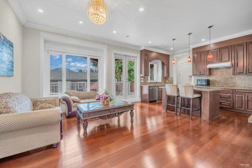 Luxurious Getaway in Vancouver-Private room with attached bathroom in Vancouver, Canada