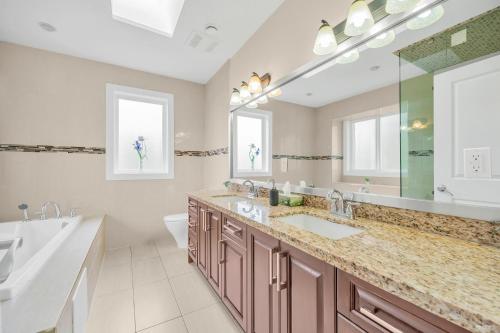 Luxurious Getaway in Vancouver-Private room with attached bathroom in Vancouver, Canada