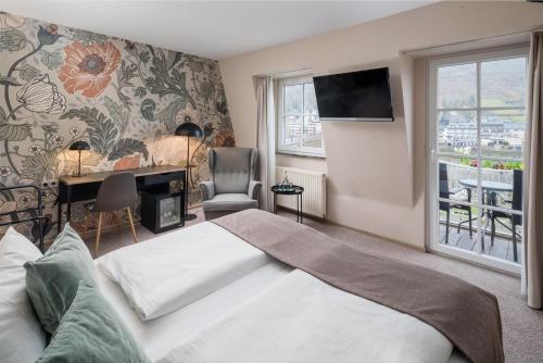 Classic Double Room with City View and Balcony