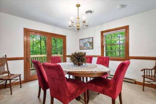 Serenity in the Suburbs: Your Gorgeous RVA Getaway Serenity in the Suburbs: Your Gorgeous RVA Getaway