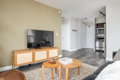 Edgewater 1br w gym deck lounge nr L CHI-924 in Chicago, USA