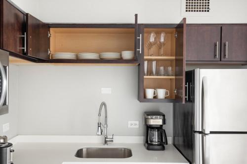 Edgewater 1br w gym deck lounge nr L CHI-924 in Chicago, USA