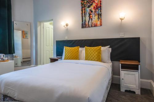 Plough Hotel - image 4