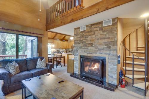 Wintergreen Home with Hot Tub, Deck and Mountain Views in Wintergreen, USA