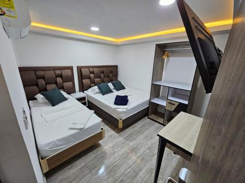 1 double bed, 1 twin bed