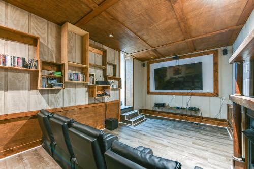 Gatlinburg Cabin with Indoor Hot Tub and Game Room! in Gatlinburg, USA