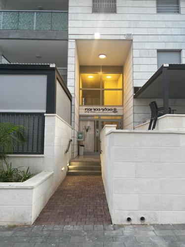 New apt with a big balcony at karmei gat in 키리아트 가트
