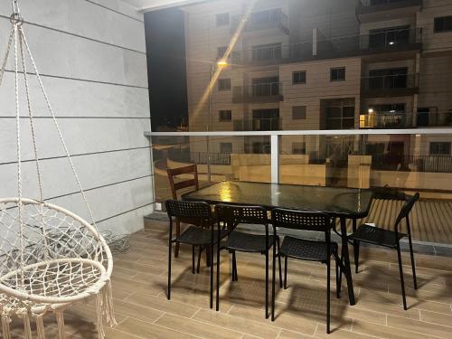 New apt with a big balcony at karmei gat in 키리아트 가트