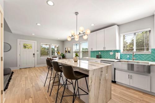 Twin Homes - 8 Bedroom Retreat In Central ATL in Kirkwood