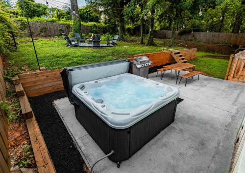 Twin Homes - 8 Bedroom Retreat In Central ATL in Kirkwood