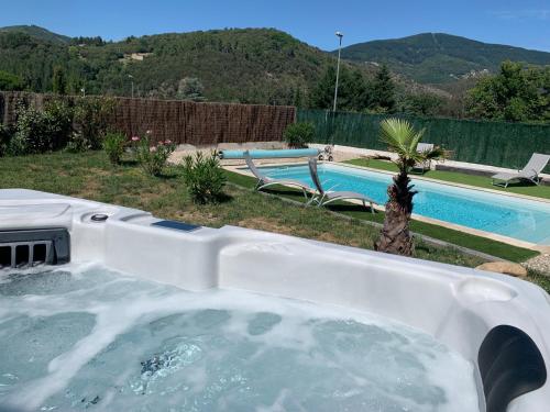 Karstais baseins, Villa La source & SPA in Pont-de-Labeaume