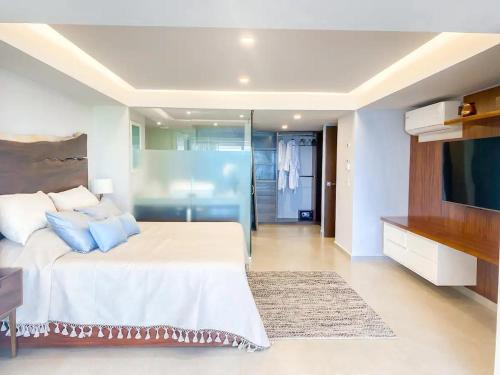Large Beach Front 2bed/2bath