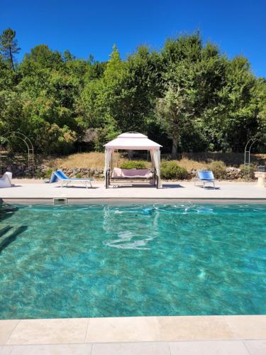 Charmante villa avec grande piscine au calme