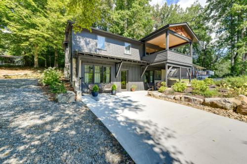 Walk to Downtown Brevard Apt with Patio and Fire Pit! in Brevard, USA