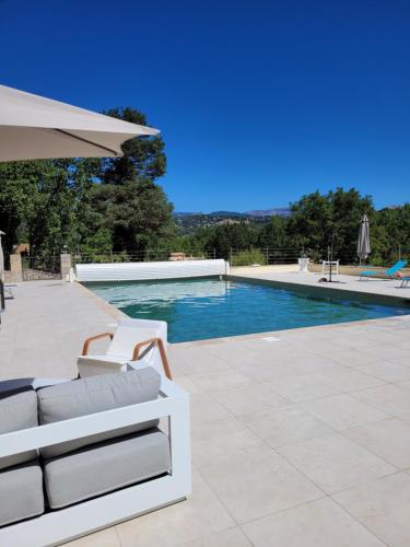 Charmante villa avec grande piscine au calme