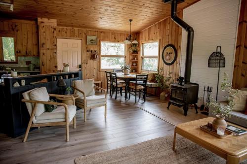 Bay Point Hideaway in the Woods - image 7