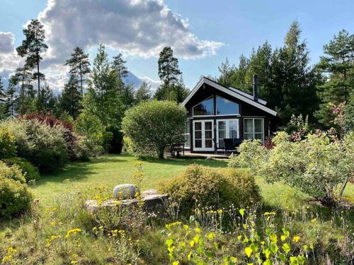 Cozy cabin w/garden, BBQ, canoe, swimming, central
