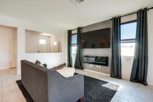 Sunny Arizona Escape with Patio, Grill and Fireplace! in Litchfield Park