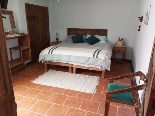 1 king bed, 1 twin bed