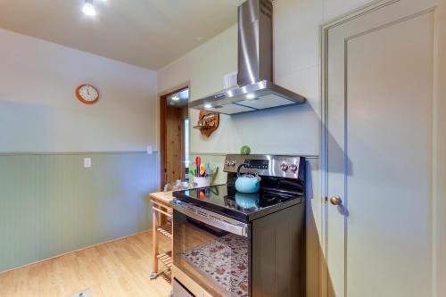 Peaceful & Scenic Cottage Near McKenzie River! in Vida (OR)