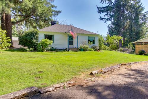Peaceful & Scenic Cottage Near McKenzie River! in Vida (OR)