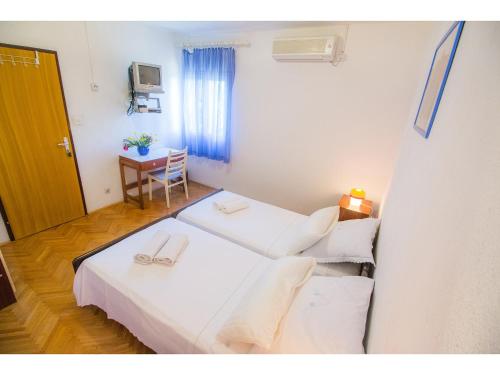 Double or Twin Room image 5