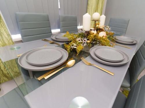 The Victoria - Close to Centre - Sleeps 8 - Tap to explore photos