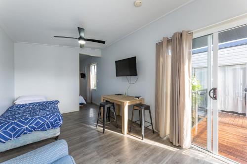 Designer Wheelchair Accessible Unit 300m to CBD - magnolia village