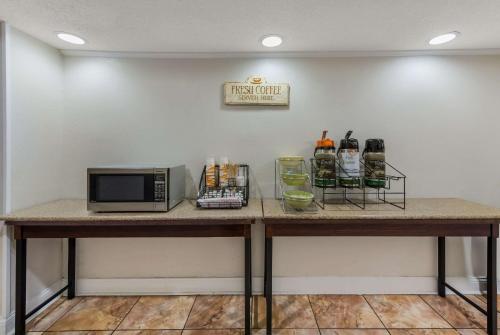 Quality Inn Airport - image 12
