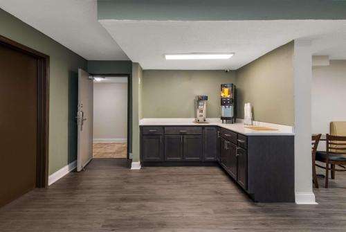 Quality Inn Airport - image 11