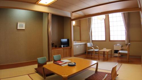 Camera quadrupla, bagno in comune
