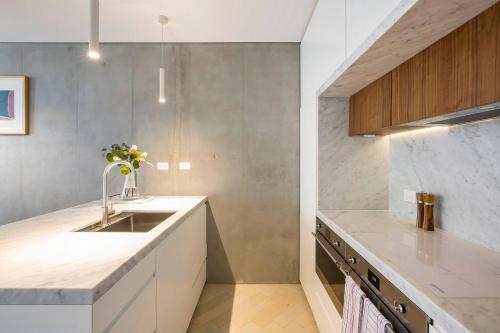 'The Fern' Split-level Eco Luxury with Lush Courtyard - image 9