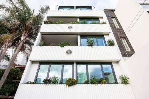 'The Fern' Split-Level Retreat with Lush Courtyard - image 7