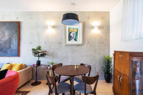 'The Fern' Light-Filled Urban Retreat near Dining - image 14