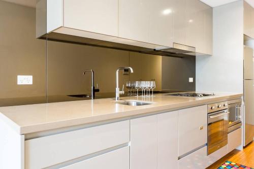 Sleek Chinatown Pad in the Heart of the CBD - image 12