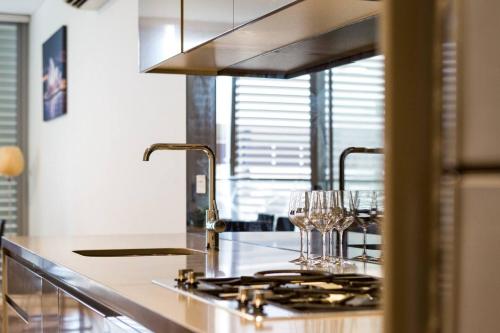 Sleek Chinatown Pad in the Heart of the CBD - image 4