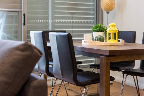 Sleek Chinatown Pad in the Heart of the CBD - image 6