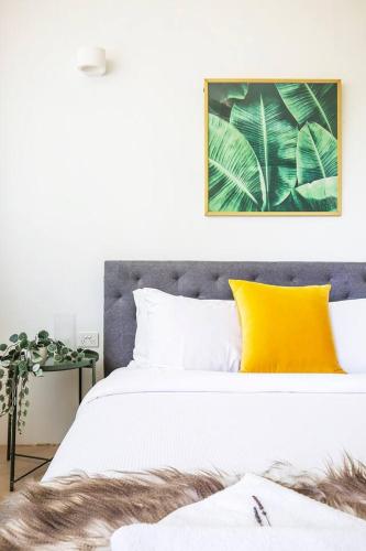 'The Fern' Bright Urban Escape near Dining & Shops - image 9