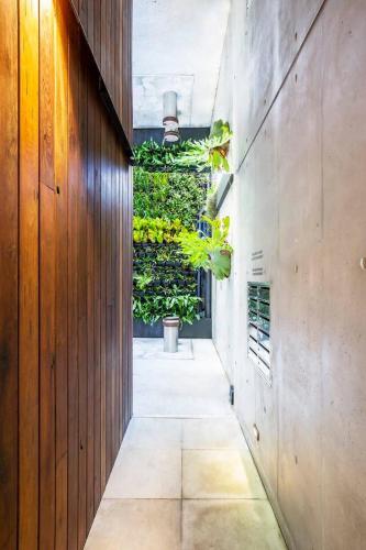 'The Fern' Bright Urban Escape near Dining & Shops - image 3