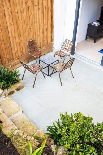 'The Fern' Split-level Oasis with Lush Courtyard - image 5