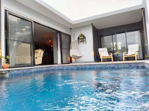 VILLA MACEDONIA - Independiente con piscina privada