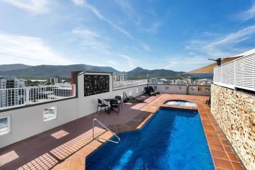 'Central Plaza' Adjacent Apartments with Rooftop Pool