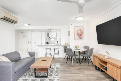 'The Sand Dollar' Central Cairns Chic Studio