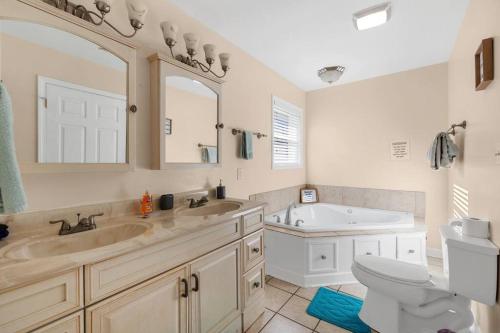 Elegant Huge Ocean View 4 King, Private Pool, Huge Yard, Enormous Game Garage, BBQ, & Rooftop Deck