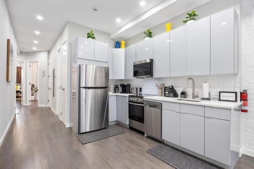 SWJ Whole Bldg - Largest Place in NYC_21 Beds_6 apts in New York, USA