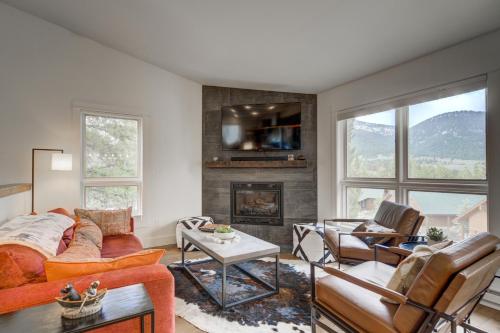 Newly Updated! Hot tub/pool! Mountain View! Pets!