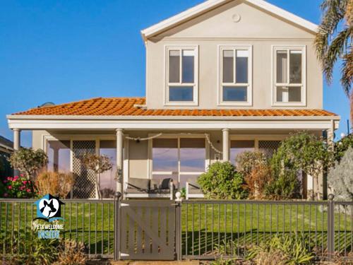 Renovated Beautiful Holiday Home with a Private Beach & Stunning Views!