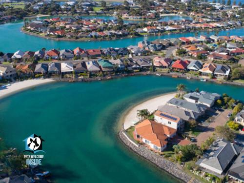 Renovated Beautiful Holiday Home with a Private Beach & Stunning Views!