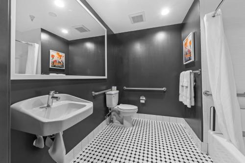 Deluxe Queen Room image 3